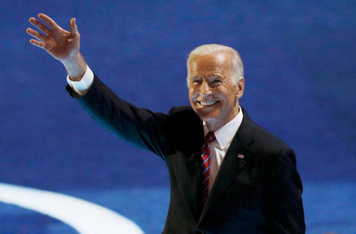 
Phó Tổng thống Mỹ Joe Biden thời trẻ (ảnh trên) rất thích mặc áo sơ mi ngắn tay. Ảnh: CBS NEWS
