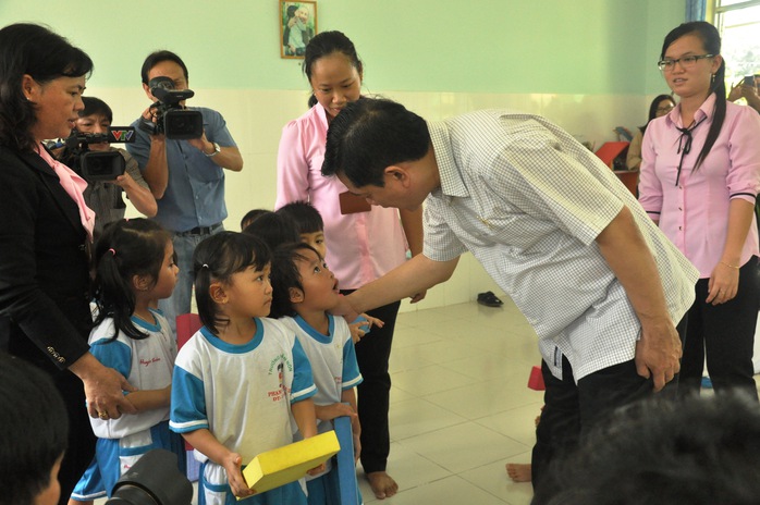 Cô giáo và các bé trường mầm non bất ngờ khi Bí thư Đinh La Thăng ghé thăm
