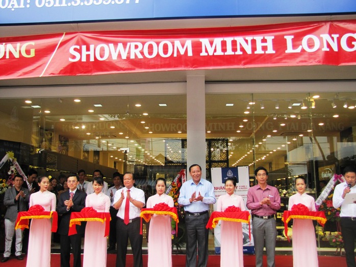 Cắt băng khai trương showroom tại Đà Nẵng