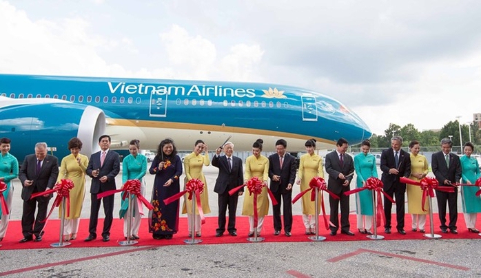 
Tại sự kiện, Tổng bí thư Nguyễn Phú Trọng đã chúc mừng Vietnam Airlines với thành công trong việc phát triển mở rộng đội máy bay hiện đại nhất thế giới. Vietnam Airlines trở thành hãng hàng không đầu tiên trong khu vực khai thác Boeing 787-9 trên đường bay thẳng từ Đông Nam Á đến châu Âu
