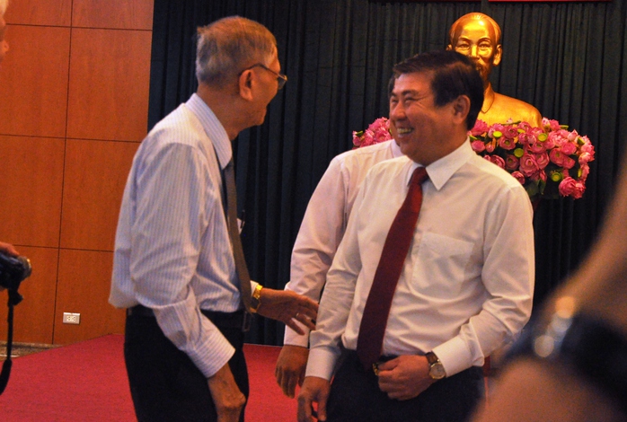
Chủ tịch UBND TP HCM Nguyễn Thành Phong trò chuyện với đại biểu trí thức của TP
