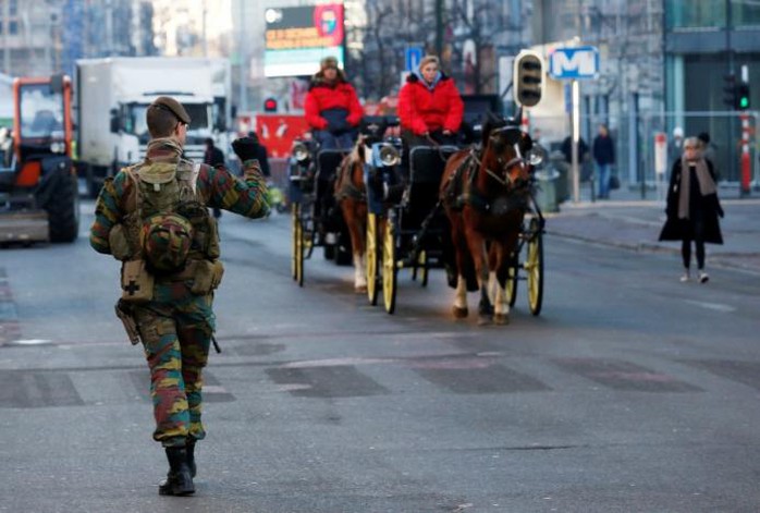 Một binh sĩ Bỉ tuần tra trên đường phố ở thủ đô Brussels hôm 30-12. Ảnh: REUTERS