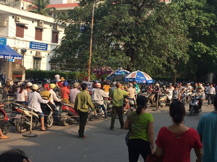 
Bệnh viện Bạch Mai (Hà Nội) ngừng trông giữ xe đã gây lo lắng và bức xúc cho người bệnh
