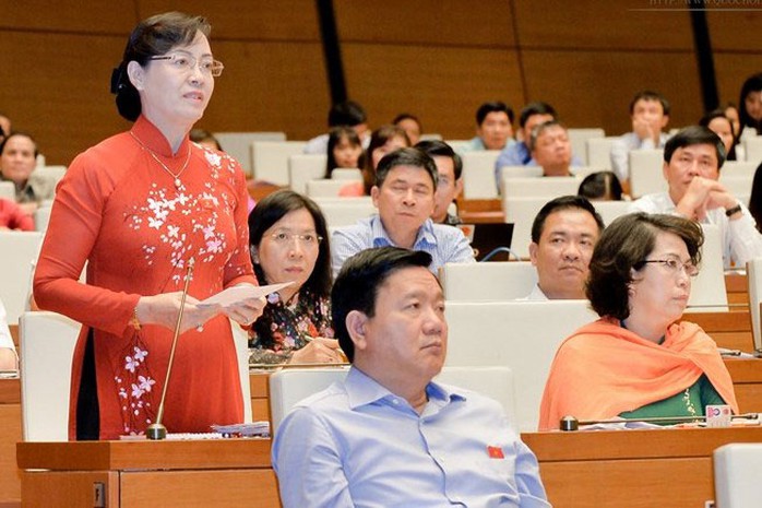 Đại biểu Nguyễn Thị Quyết Tâm (TP HCM) chất vấn bộ trưởng Bộ Giáo dục và Đào tạo về vấn đề học thêm, dạy thêm Ảnh: NGUYỄN NAM