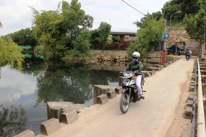 
Người dân phải bịt mũi vì mùi hôi thối bốc lên từ sông Cái (đoạn qua xã Vĩnh Ngọc, TP Nha Trang, tỉnh Khánh Hòa)

