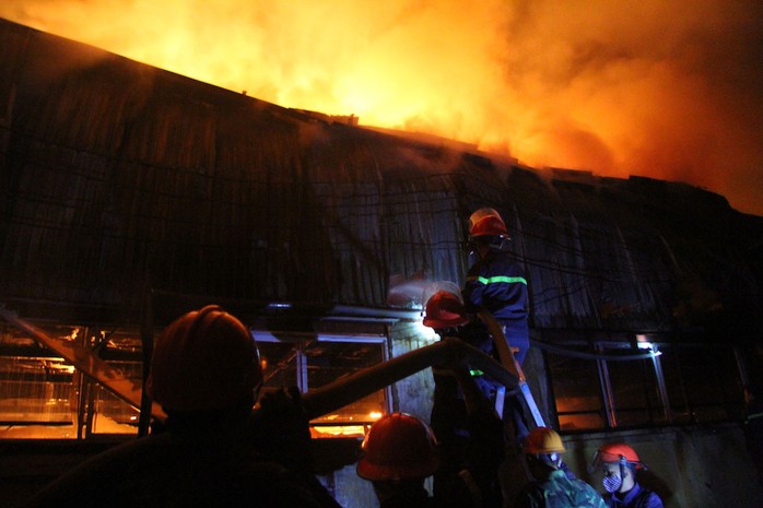 Hỏa hoạn tại KCN La Phù (huyện Hoài Đức, TP Hà Nội) tối 6-12 Ảnh: NGUYỄN HƯỞNG