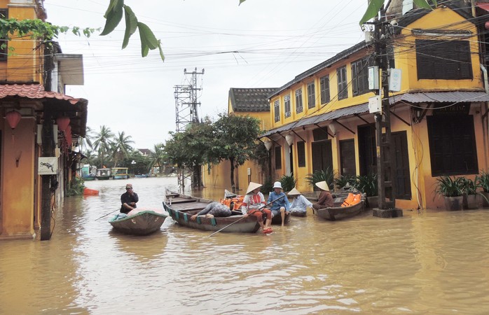 Nhiều tuyến đường ở TP Hội An ngập sâu trong ngày 14-12 Ảnh: LÊ VIẾT HAI