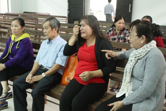 Bà Nguyễn Thị Hồng bật khóc tại tòa vì cho rằng bị chính quyền làm khó
