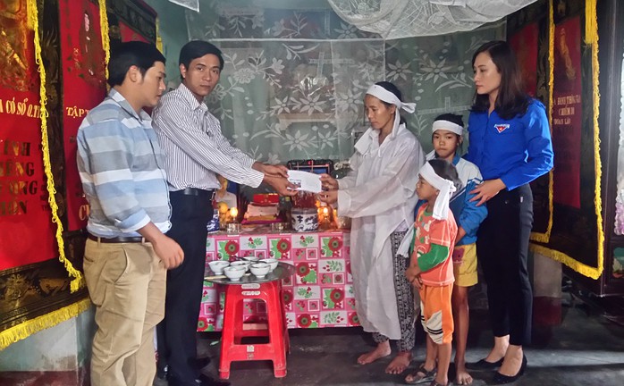 
Đại diện Báo Người Lao Động trao 10 triệu đồng hỗ trợ gia đình chị Nguyễn Thị Tuyết Ảnh: MINH TUẤN
