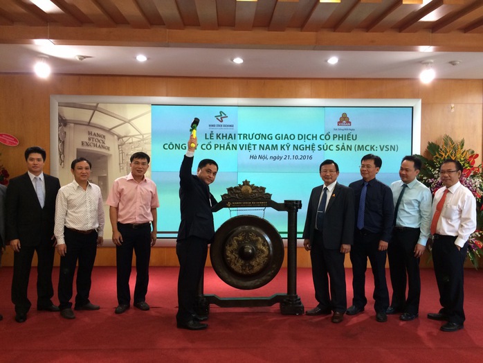 
Ban lãnh đạo công ty Vissan thực hiện nghi thức đánh cồng khai trương giao dịch cổ phiếu VSN trên sàn Upcom
