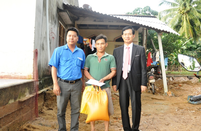 
Đoàn đến tận nhà tặng quà cho 5 hộ dân bị ảnh hưởng nặng nề từ đợt lũ lịch sử vừa qua ở tỉnh Bình Định
