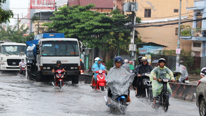 
Vất vả chạy xe trên đường đi làm
