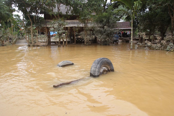 
Lượng nước hiện tại đã rút bớt nên nhiều đồ đạc của người dân hiện ra ngổn ngang trên đường
