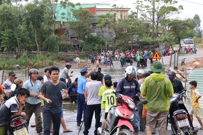 
Lực lượng thanh tra giao thông có mặt yêu cầu dừng dịch vụ vận chuyển nguy hiểm này
