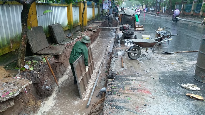 
Dưới hào ngập nước nhưng công nhân vẫn cho đổ bê tông
