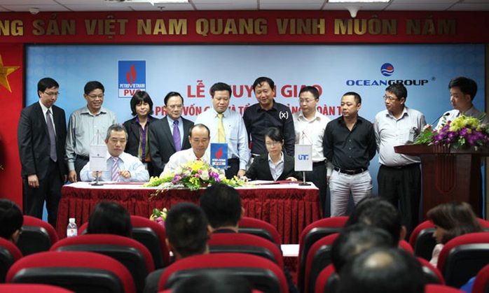 
Ông Vũ Đức Thuận, nguyên Tổng Giám đốc Tổng Công ty CP Xây lắp Dầu khí Việt Nam (ngồi thứ 2 từ trái qua) và ông Trịnh Xuân Thanh (x) Ảnh: PVC
