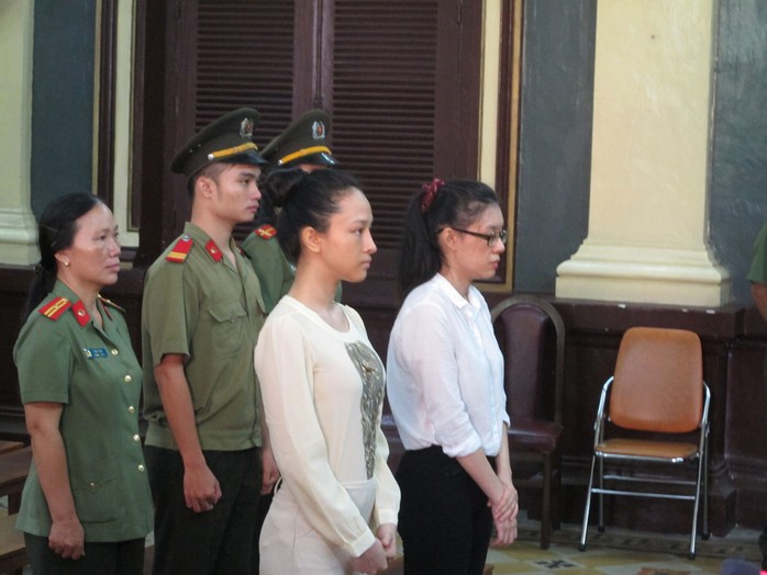 
Hai bị cáo Trương Hồ Phương Nga (trái) và Nguyễn Đức Thùy Dung tại phiên xét xử
