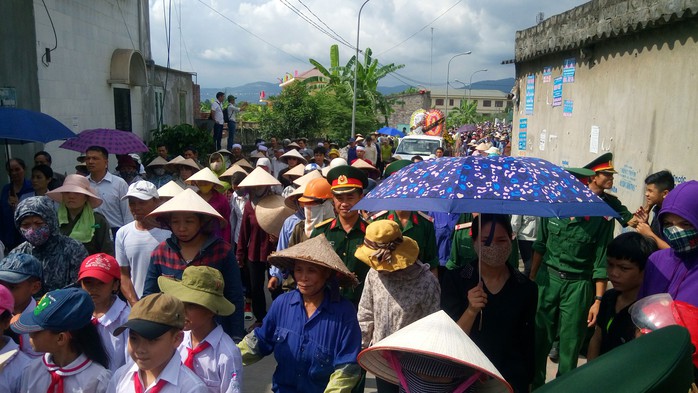 
Đông đảo người dân tiễn đưa các nạn nhân về nơi an nghỉ
