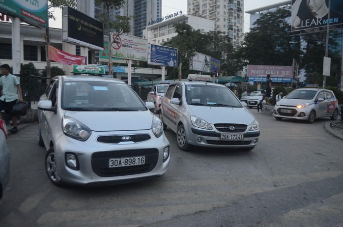 Taxi ngoại tỉnh hoạt động nhộn nhịp tại Bến xe Mỹ Đình (Hà Nội) Ảnh: NGUYỄN HƯỞNG