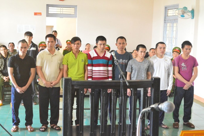 Tám bị cáo là bảo vệ của Công ty Long Sơn tại phiên tòa sơ thẩm ngày 15-11