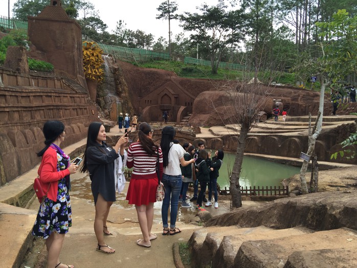 Rất nhiều du khách đến thăm làng Đất Sét ở TP Đà Lạt, tỉnh Lâm Đồng Ảnh: HUY LAM