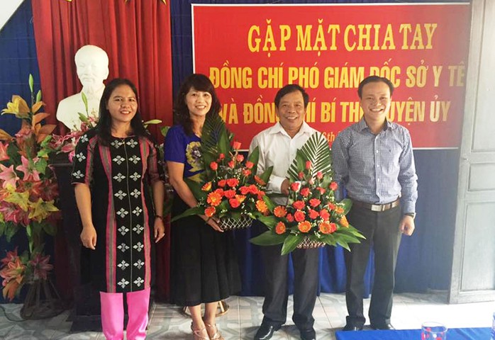 
Ông Nguyễn Mạnh Hùng (bìa phải) tại buổi chia tay nguyên Bí thư Huyện ủy A Lưới (Ảnh từ Facebook của ông Hùng)
