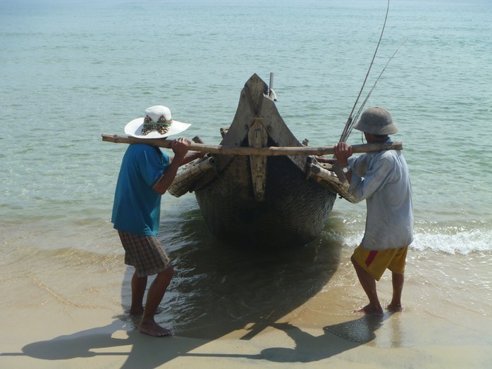 
Ngư dân Thừa Thiên - Huế đang đợi chờ đền bù thiệt hại để khắc phục khó khăn Ảnh: QUANG NHẬT
