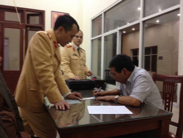 Tài xế Đinh Mạnh Hùng tại Công an quận Đống Đa, TP Hà Nội Ảnh: OTOFUN