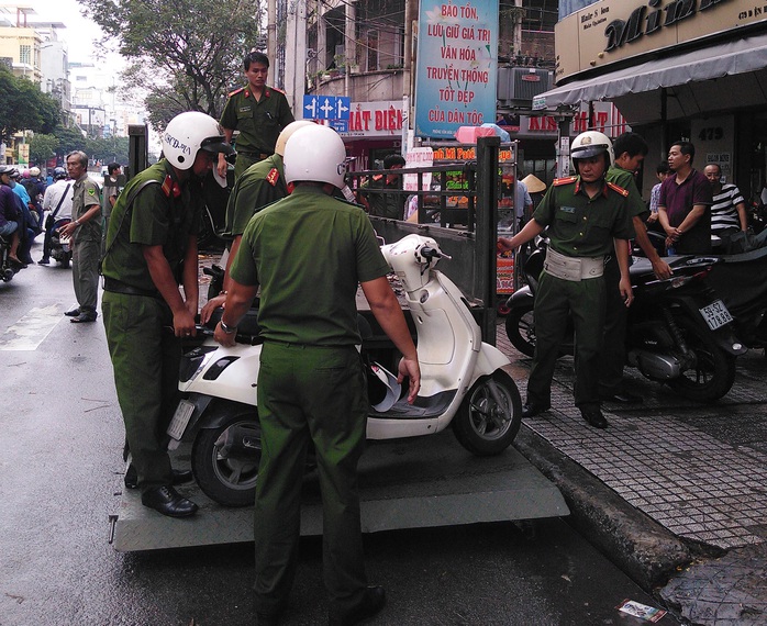 Hàng chục xe tay ga được đưa về trụ sở công an