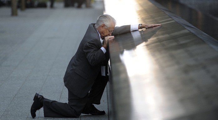 
Một người đàn ông tưởng niệm con trai thiệt mạng trong vụ khủng bố 11-9. Ảnh: Reuters
