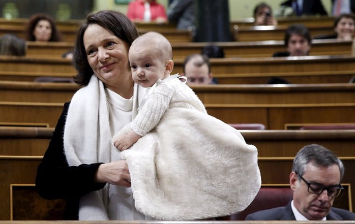 
Nữ nghị sĩ Tây Ban Nha Carolina Bescansa bế con trai 5 tháng tuổi trước Quốc hội. Nguồn: Reuters
