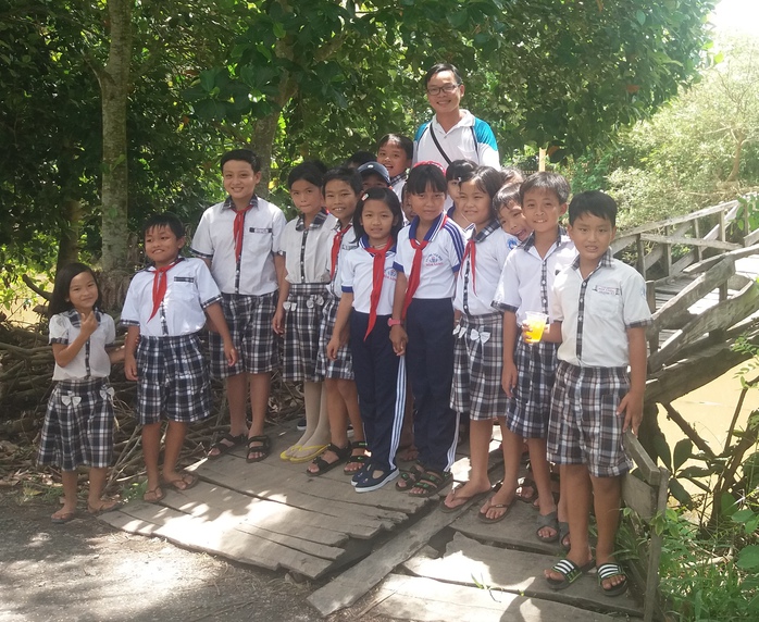 
Anh Nguyễn Thanh Tuấn và trẻ em địa phương trong một chuyến làm từ thiệnẢnh: Khánh Nam
