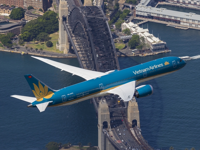 
Ngày 5-12, Vietnam Airlines chính thức khai thác Boeing 787 trên đường bay thẳng Việt Nam - Australia. Melbourne và Sydney là điểm đến quốc tế thứ 5 và thứ 6 của đội máy bay này. Hình ảnh ghi lại khoảnh khắc Boeing 787 bay qua cầu Harbour và nhà hát Opera Sydney nổi tiếng
