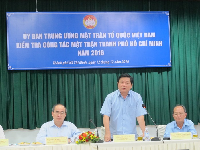 
Ông Nguyễn Thiện Nhân (bìa trái) và ông Đinh La Thăng (giữa) tại buổi làm việc với Ủy ban MTTQ TP HCM. Ảnh: PHẠM DŨNG
