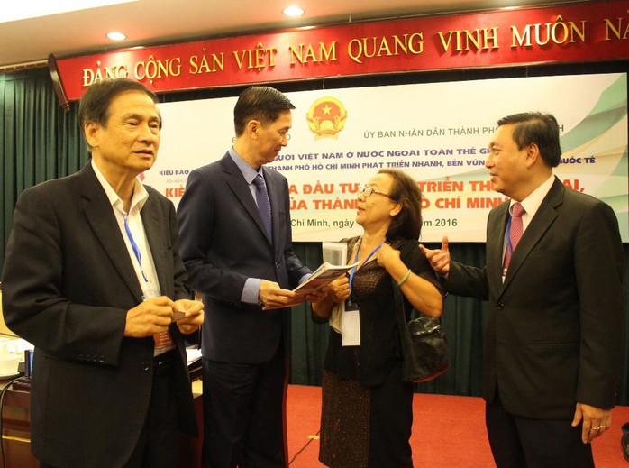 Ông Trần Vĩnh Tuyến (thứ hai từ trái sang), Phó Chủ tịch UBND TP HCM, trao đổi với các kiều bào