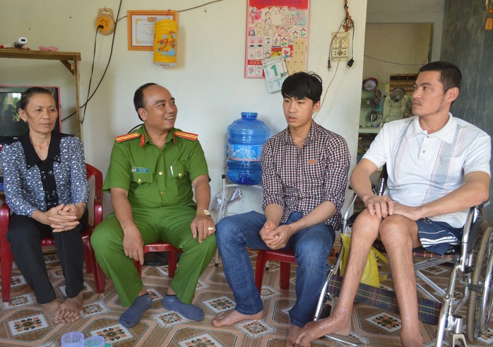 
Thiếu tá Ngô Văn Dũng cùng gia đình anh Hà Văn Yên sau phiên tòa
