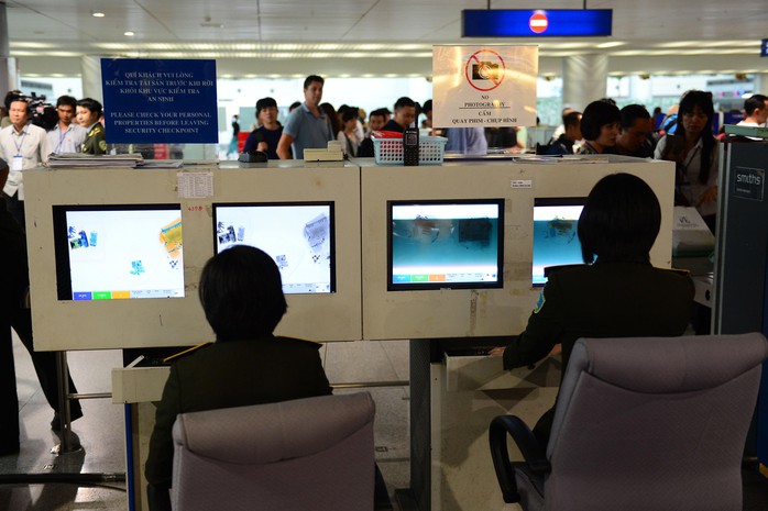 
Hải quan, an ninh sân bay Tân Sơn Nhất kết hợp cùng lực lượng công an đã lật tẩy hàng loạt chiêu thức của bọn tội phạm vận chuyển hàng cấm qua đường hàng không Ảnh: HOÀNG TRIỀU
