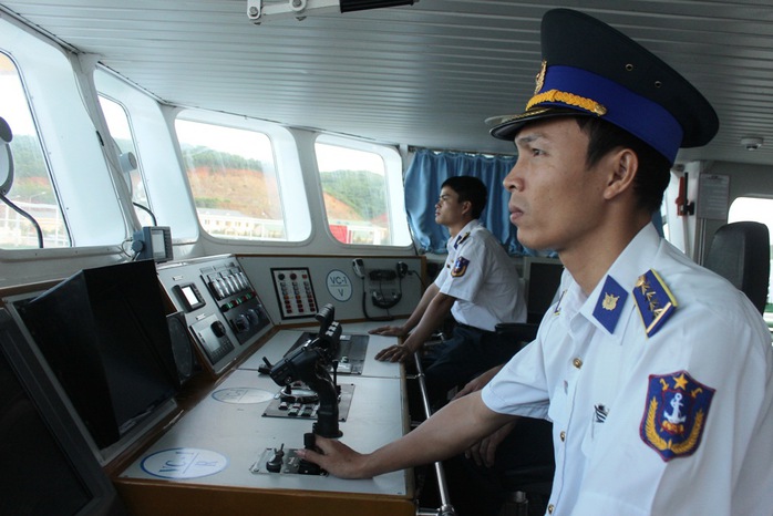
Thuyền trưởng Trương Duy Quý, tàu Cảnh sát biển 4034, trực chiến với nhiệm bảo vệ chủ quyền, hỗ trợ ngư dân trên biển
