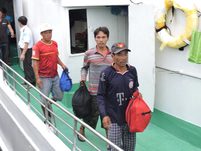 
Ngư dân tàu cá QNg 95645 TS được đưa về đất liền an toàn
