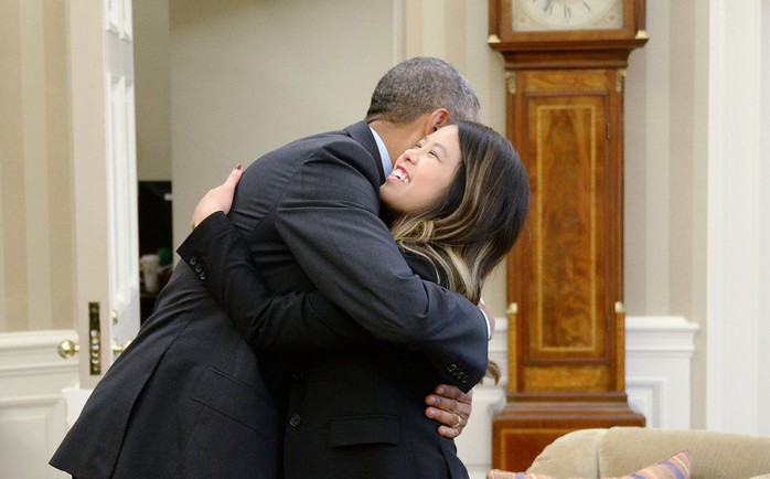 
Nina Pham và Tổng thống Obama tại Nhà Trắng. Ảnh: AP
