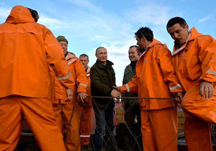 Hai nhà lãnh đạo chào hỏi ngư dân khi ra thăm đảo Lipno. Ảnh: ĐIỆN KREMLIN