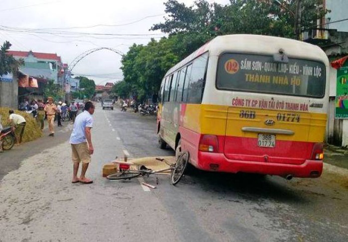 
Hiện trường người đàn ông bị xe buýt cán chết
