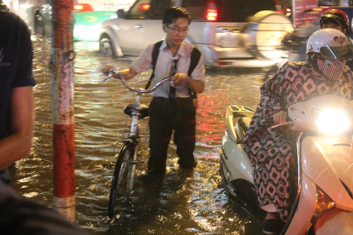 
Học sinh người ướt nhẹp, vật vã lội nước về nhà
