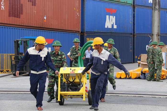 
Khi dầu chuẩn bị tràn vào bờ, chỉ huy hiện trường điều động các lực lượng, trang thiếu bị bố trí đội hình chuẩn bị gom không cho dầu tràn vào bờ
