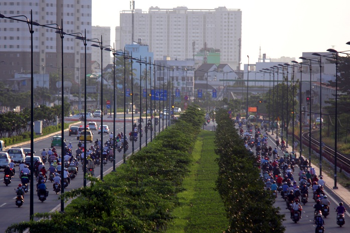 Vào những giờ cao điểm, nhiều xe máy thản nhiên băng đường, cắt đầu ô tô, chạy loạn xạ hết các làn trên đường Phạm Văn Đồng hết sức nguy hiểm nhưng chưa thấy cơ quan chức năng xử lý - Một người dân sinh sống trong khu vực chia sẻ.