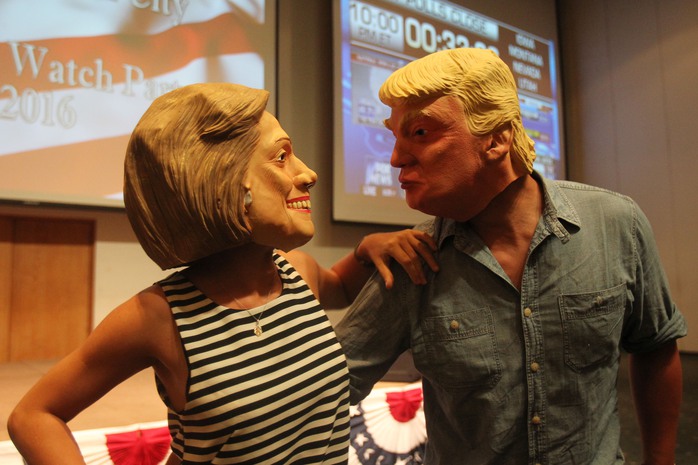 
Hai vị khách trong mặt nạ của hai ứng cử viên Hillary Clinton và Donald Trump
