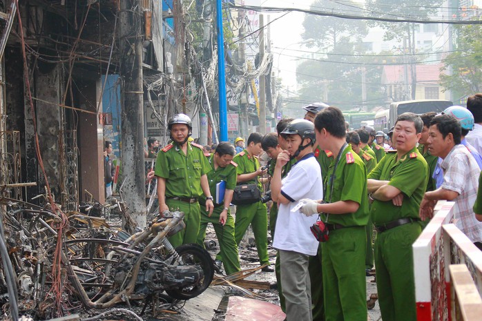 
Lực lượng công an bảo vệ hiện trường trong một vụ việc xảy ra tại TP HCM Ảnh: HOÀNG TRIỀU
