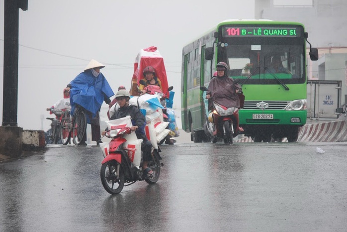 Ngay dốc cầu Phạm Văn Chí là cột đèn tín hiệu giao thông trong khi mặt đường thấp hơn mặt cầu, tạo độ dốc lớn