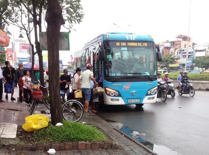 Nhiều xe khách dừng, đậu để đón - trả khách trên đường Điện Biên Phủ, đoạn gần cầu Văn Thánh (quận Bình Thạnh, TP HCM)