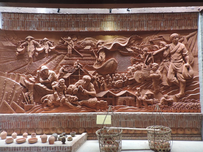 Bên trong trưng bày nhiều hiện vật gốm qua các thời kỳ và các phù điều miêu tả nghề gốm truyền thống phục vụ du khách
